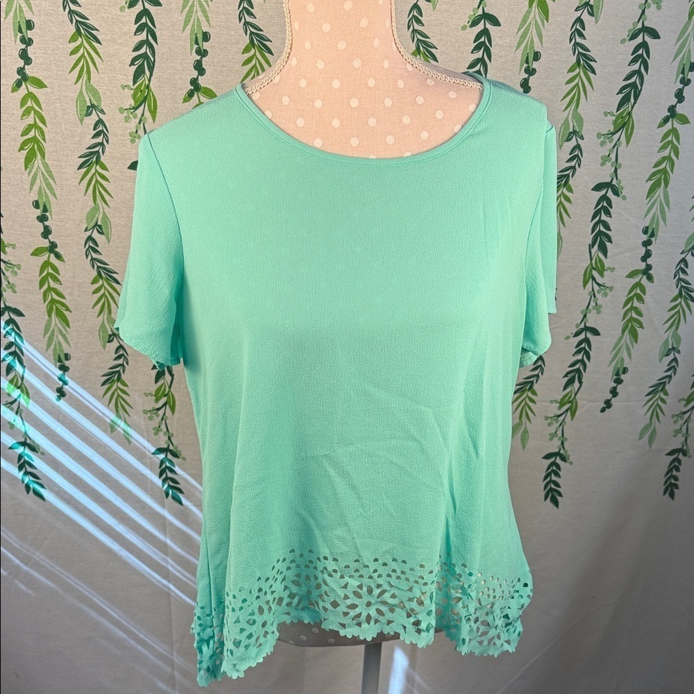 Elegant Mint Green Women's Top with Cutouts at the Hem B5